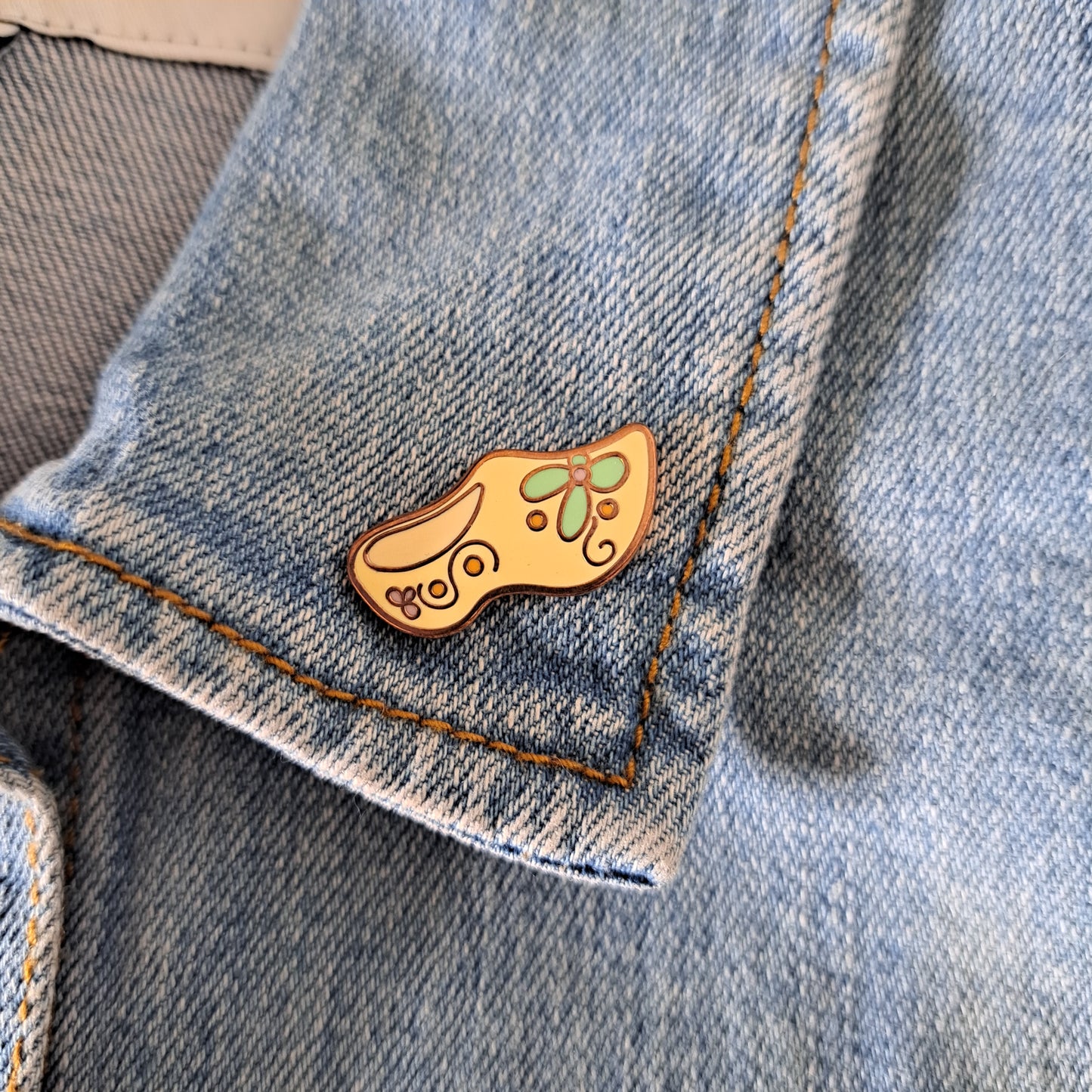 Enamel Pin | Clog